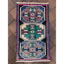 Load image into Gallery viewer, Small Vintage Turkish Rug (19)
