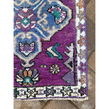 Load image into Gallery viewer, Small Vintage Turkish Rug (7)
