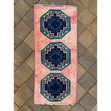 Load image into Gallery viewer, Small Vintage Turkish Rug (15)
